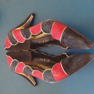 Beverly Feldman Rare Vintage Black & red suede scalloped pumps